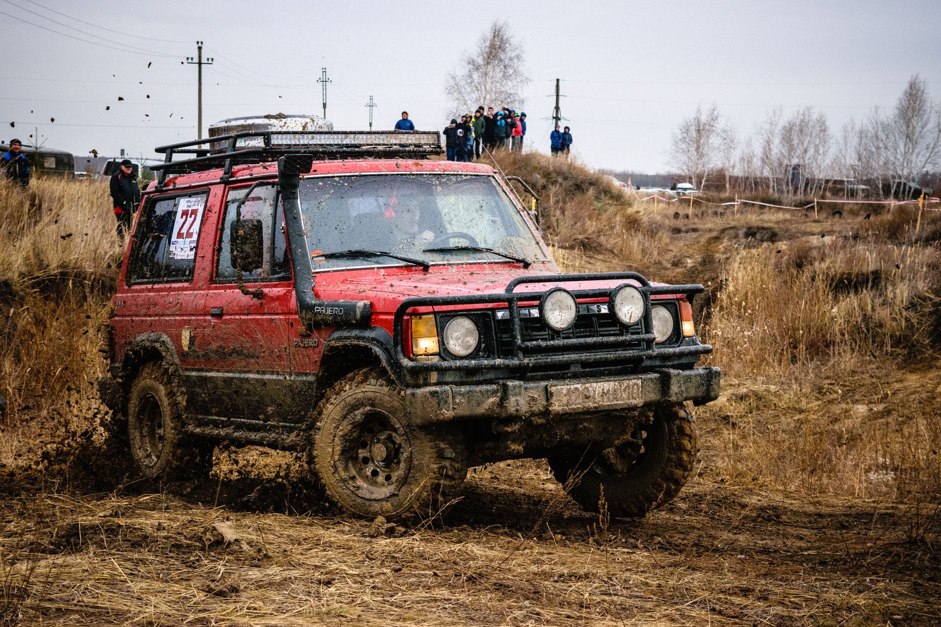 SUV mobil Mitsubishi Pajero Sport parkir jalanan kota