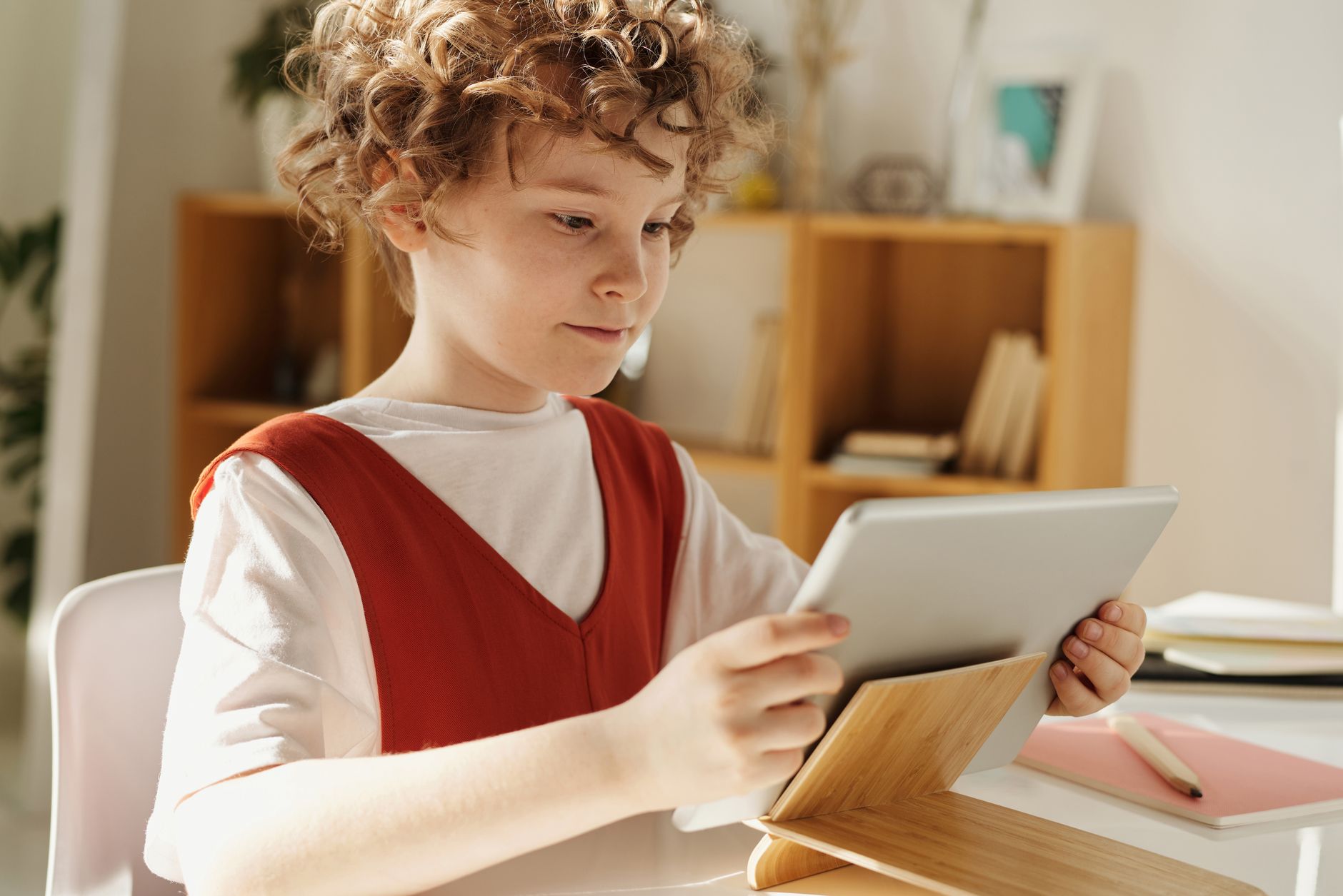 child learning coding on tablet