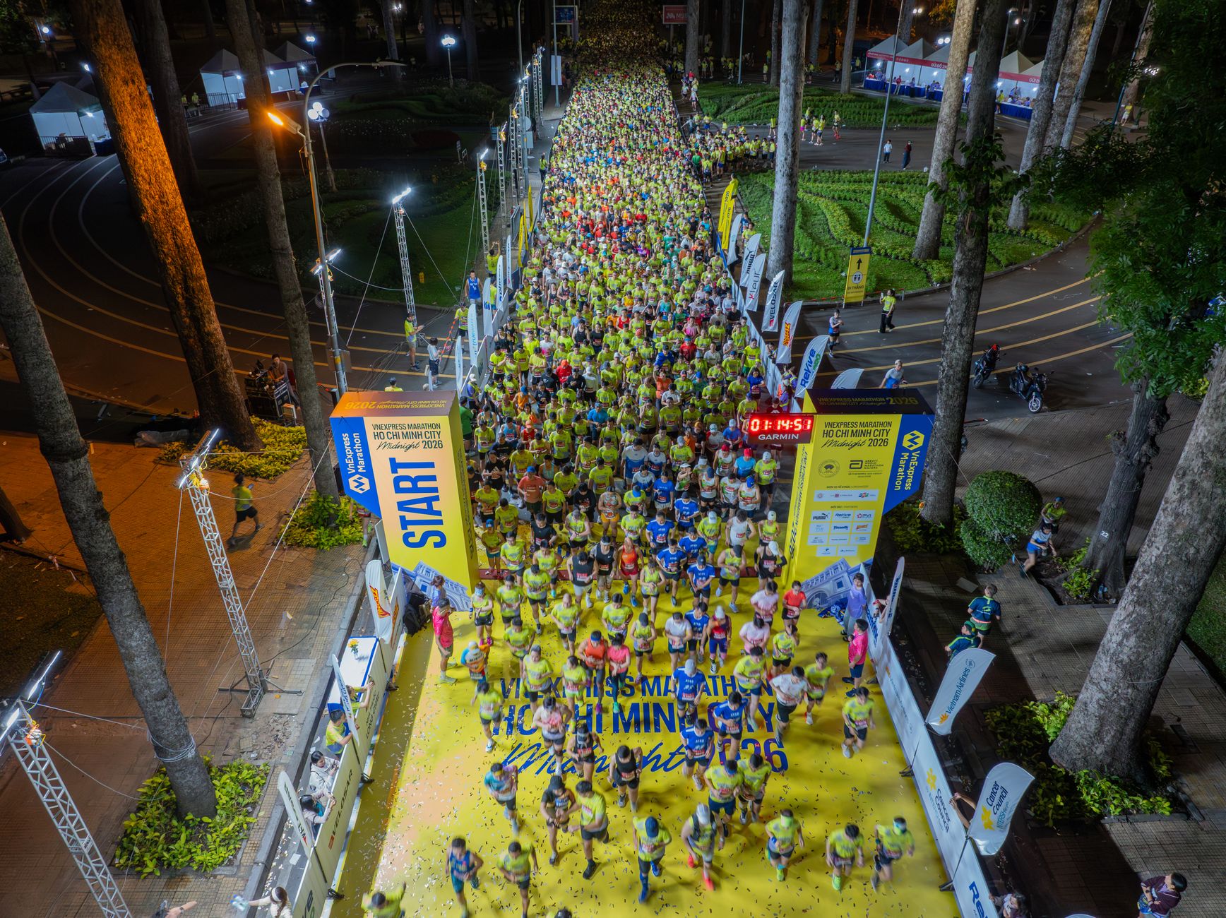runner stretching before marathon race start