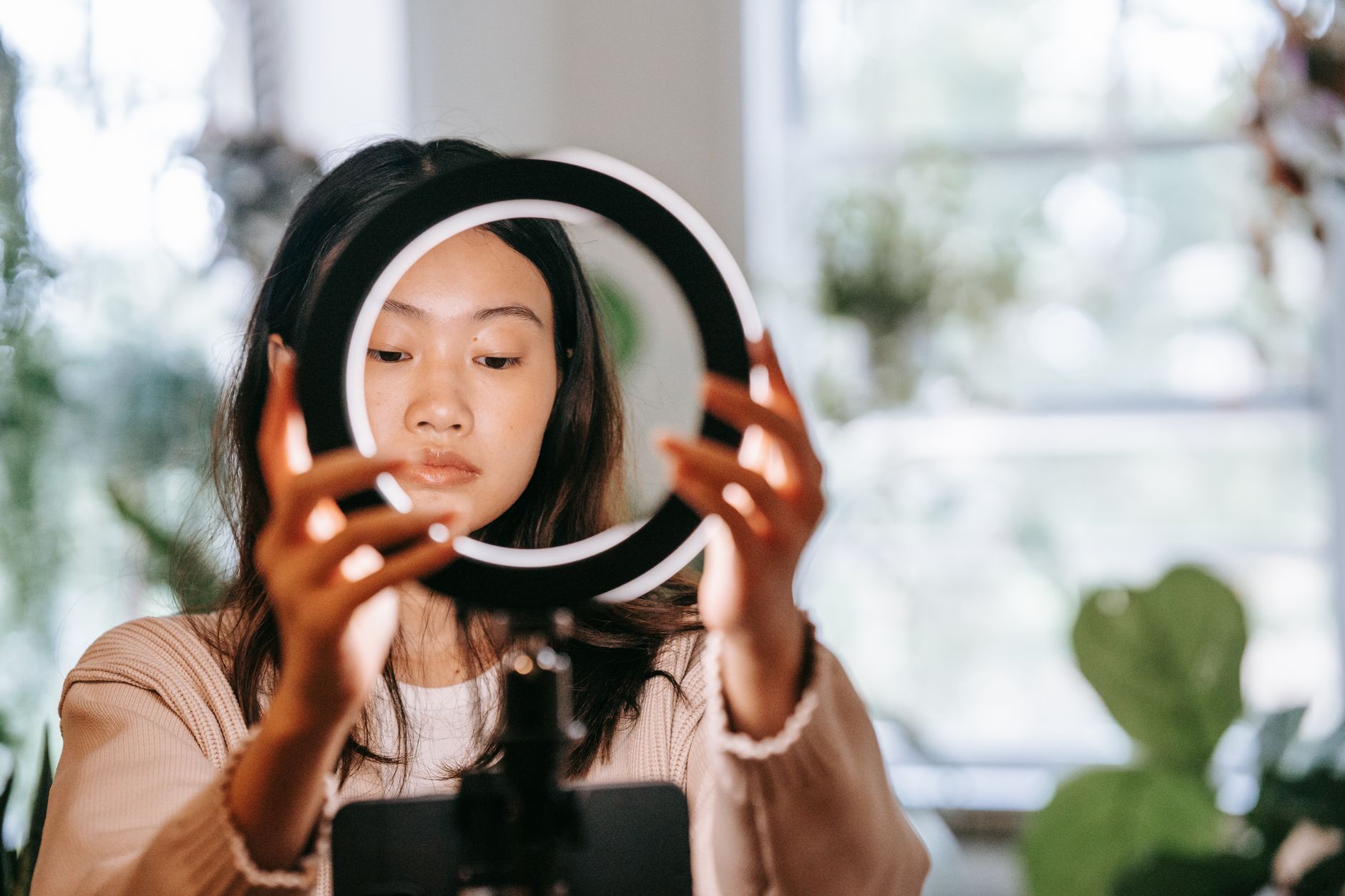 influencer recording selfie video with ring light